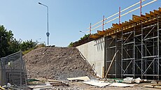 Výstavba nového mostu pes Meziboskou ulici v Litvínov. (13. ervence 2021)