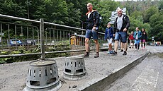 Navzdory povodním se v Hřensku a okolí pohybovala řada turistů. (19. července...