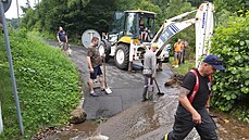 Takto po povodni vypadá cesta do Dolního �lebu. V D��ín� jde o nejvíce...