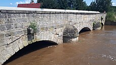Mostní pilí�e v Bo�íkov� ukazují, jak moc hladina tam�j�ího potoka stoupla (18....