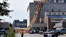 Smrt nkolika lidí zpsobil pád jeábu z rozestavné výkové budovy v kanadském...
