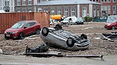 Na ulici v belgickém Verviers zůstala po povodních zničená auta. (15. července...