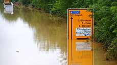 Zaplavené dopravní znakyi po silných detích v nmeckém Erftstadtu (16....