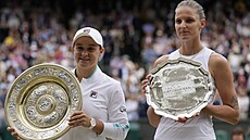 S TROFEJEMI. Finalistky grandslamovho Wimbledonu pzuj z cennostmi, kter si...