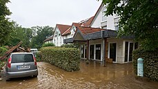 Voda vtrhla do domu pro zdravotně postižené v německém městě Sinzig. Povodně...