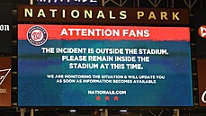 Svtelná tabule vyzývá lidi, aby zstali uvnit stadionu Nationals Park ve...