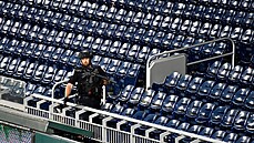Policista hlídkuje na stadionu Nationals Park ve Washingtonu, ped kterým dolo...