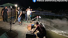 Slovenská policie zasahuje na termálním koupaliti Podhájska. (20. srpna 2020)