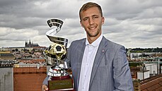 Zálo�ník Tomá� Sou�ek p�evzal 14. �ervence 2021 v Praze trofej pro vít�ze...