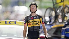 Sepp Kuss se raduje v cíli patnácté etapy Tour de France.