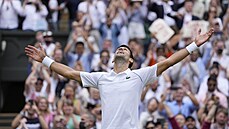 VÍTĚZNÁ RADOST. Novak Djokovič ovládl finále Wimbledonu.