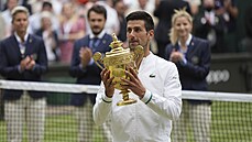 Novak Djokovi se pyní u svojí estou trofejí pro vítze Wimbledonu.