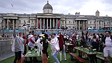 Fanouci Anglie se srocují na námstí Trafalgar square ped finálovým zápasem...