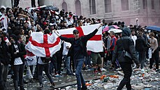 Angličtí fanoušci na náměstí Trafalgar square v Londýně.