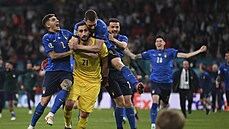 Chyťte si hvězdu. Italští hráči se vrhají na hrdinu penaltového rozstřelu...