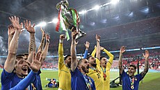 St�elec vyrovnávací branky Leonardo Bonucci zvedá nad hlavu trofej pro �ampiony...