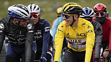Tadej Pogaar a Kasper Asgreen ped startem 16. etapy Tour de France.