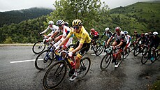 Tadej Pogaar na ele pelotonu v 16. etap Tour de France.