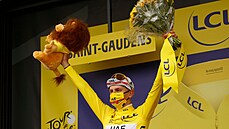 Tadej Pogaar drí lutý dres i po estnácté etap Tour de France.