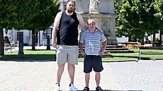 Ivo Höger se svými 225 centimetry shlí�í na v�t�inu lidí svrchu, na snímku...