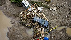 Po�kozená auta le�í na b�ehu �eky Ahr protékající m�stem Insul. (15. �ervence...