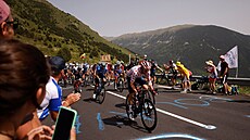 Michael Woods jede v puntíkatém dresu bhem patnácté etapy Tour de France.