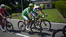 Mark Cavendish jede v zeleném dresu bhem devatenácté etapy Tour de France.