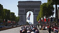 Peloton míří během jedenadvacáté etapy Tour de France k vítěznému oblouku.