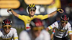 Tadej Pogaar dojídí do cíle jedenadvacáté etapy Tour de France.