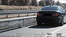 �erné BMW projelo levým zú�eným pruhem v omezení kolem policejní hlídky...