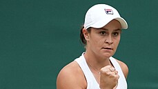 DAÍ SE. Ashleigh Bartyová ve finále Wimbledonu.