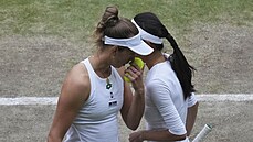 Sie u-wej (vpravo) a Elise Mertensová ve finále tyhry en ve Wimbledonu.