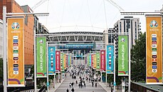 �rumec p�ed stadionem ve Wembley den p�ed finále Eura.