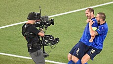 Giorgio Chiellini a Leonardo Bonucci na Euru bouřlivě slaví italský gól.