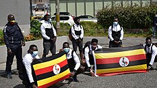Členové ugandské olympijské výpravy po příletu do Japonska.