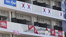Jihokorejští sportovci vyvěsili na balkonech v olympijské vesnici v Tokiu...