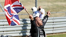 Lewis Hamilton slaví triumf ve Velké ceně Británie formule 1.
