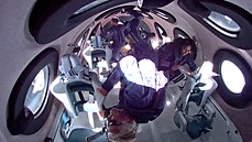 Britský miliardář Richard Branson se z kosmodromu Spaceport America v Novém...