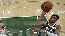 Dalí ance Giannise Antetokounmpa z Milwaukee Bucks ve finále NBA.
