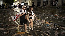 Špinavé ulice Londýna po řádění fanoušků, kteří smutní po prohraném finále Eura...