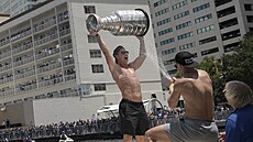 Ondej Palát se Stanley Cupem nad hlavou bhem oslav v Tamp.