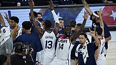 Američtí basketbalisté se radují z výhry v přípravném duelu se Španělskem.