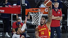 panlský basketbalista Willy Hernangomez zakonuje, Amerian Zachary Lavine se...