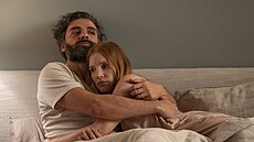 Oscar Isaac a Jessica Chastainová ve Scénách z manželského života