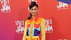 Vemi barvami hýila hereka Zendaya na premiée filmu Space Jam: Nový zaátek....