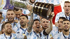 Argentinský kapitán Lionel Messi tímá trofej pro ampiony turnaje Copa América.