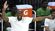 Americký trenér nigerijské reprezentace Mike Brown ídí své mue v zápase se...