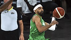 Nigerijský basketbalista Gabe Vincent tvo�í hru v zápase se Spojenými státy.