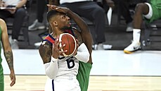 Americký basketbalista Damian Lillard faulovaný v zápase s Nigérií.