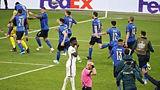 Anglian Bukayo Saka (v bílém) zahodil penaltu. Italtí fotbalisté oslavují...